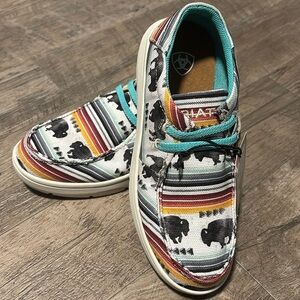 Ariat Hilo Buffalo Print,Fabric upper,
Mesh lining,FLX foam sole,Moc toe slip on